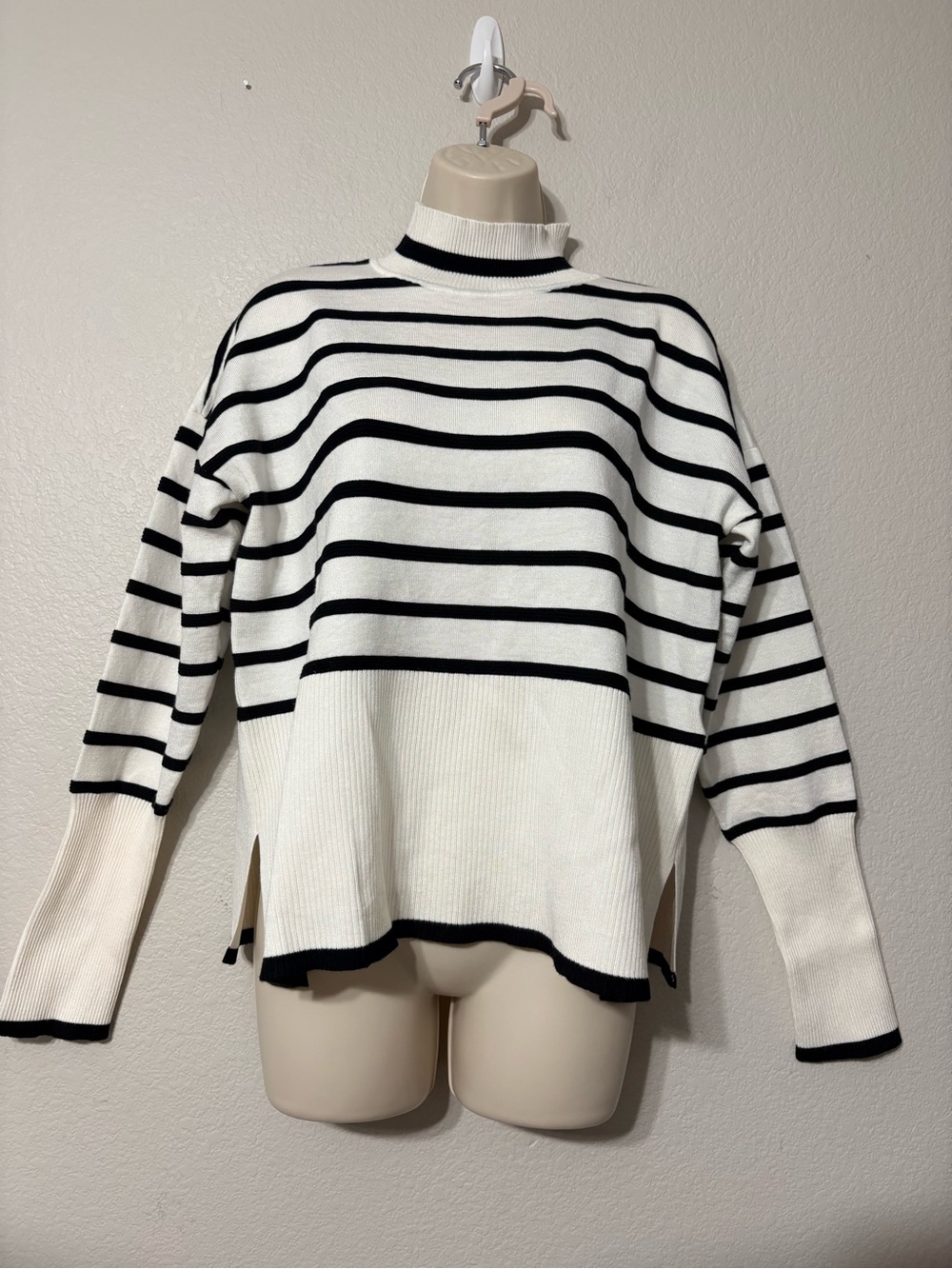 Striped Black & Ivory Mock Neck Women's Sweater Transitional‎  Lightweight L